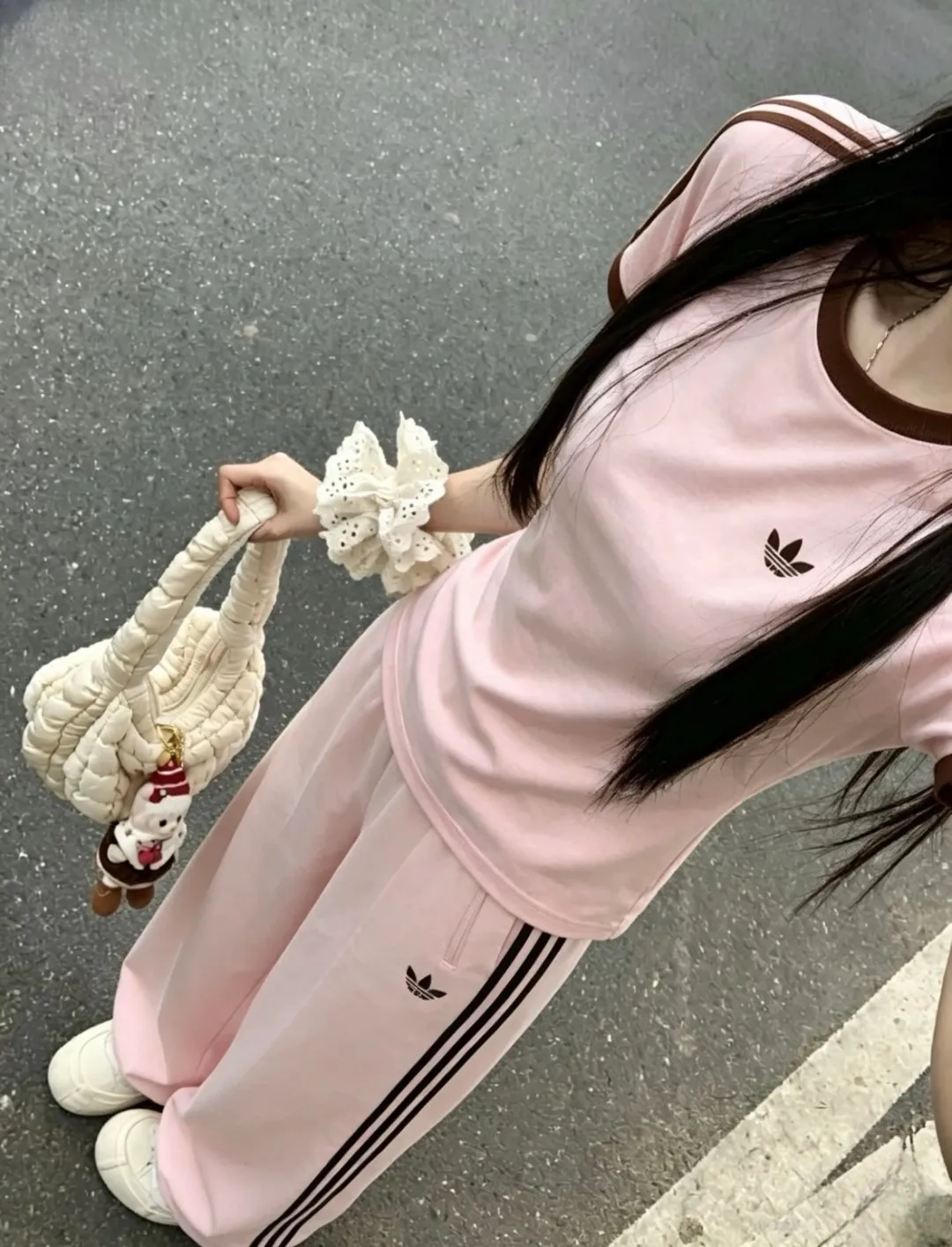 No watermark upper body rendering 𝟬𝟱𝟭𝟰𝟴# Exclusive real shot/difference between various stolen pictures and online version on the market [𝗔𝗗𝗜𝗗𝗔𝗦 Adidas Clover Classic Embroidered Couple Round Neck Short Sleeve 𝗧 Shirt] ✅Full set of 1:1 customized accessories ➕Customized three-label ➕𝗬𝘂𝗮𝗻 version hang tag ➕𝗹𝗼𝗴𝗼 packaging bag 🔥 ➕Scan the tag to enter the official website. ✅Top Original version, ins Xiaohongshu has many bloggers wearing it. Clover's latest 5-color T is really Korean casual style ➕Classic Versatile❤️ Skin-friendly and Breathable, super comfortable for daily wear. The clover logo on the chest is very recognizable. 3D three-dimensional tailoring. The upper body is crisp and stylish. The fit is loose. It covers the flesh and makes you slim. It perfectly modifies the figure. The full set of accessories is customized in a one-to-one mold, striving for excellence. Good Quality is never just talk! Color: White Pink Light Gray Green Black Tibetan Blue Size: S M L XL XXL